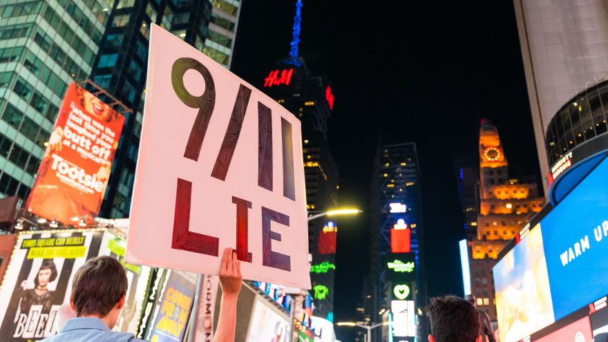 Kdo může za 11. září? Konspirační teorie neztrácejí na síle